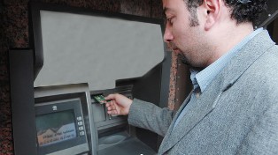 البنك المركزي المصري : وقف استخدام بطاقات Debit بالجنيه في الخارج