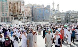 700 ألف معتمر يشهدون العشر الأواخر في العاصمتين المقدستين