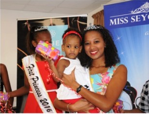 Miss Seychelles…another world 2016 spends quality time with less fortunate children