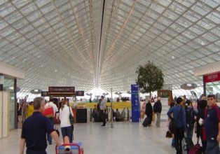 مطارات فرنسا تلغي رحلات بسبب إضراب المراقبين الجويين