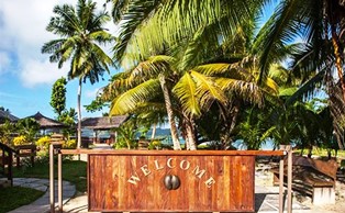 Tourism Minister of Seychelles calls on hotels on Praslin unannounced
