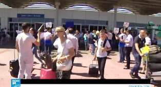 بالفيديو والصور .. وصول أول طائرة سياحية روسية إلى تركيا بعد انتهاء الأزمة بين البلدين