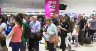 بالفيديو والصور .. وصول أول طائرة سياحية روسية إلى تركيا بعد انتهاء الأزمة بين البلدين