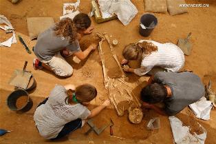 بالصور.. اكتشاف مقبرة يعود تاريخها الى 3 آلاف عام بمدينة عسقلان