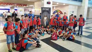 بالصور ..طلاب أكاديمية الخطيب لكرة القدم على متن طائرة مصرللطيران لزيارة برشلونة