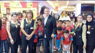 بالصور ..طلاب أكاديمية الخطيب لكرة القدم على متن طائرة مصرللطيران لزيارة برشلونة