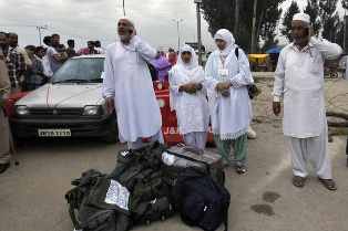 الجوازات تتوعد مخالفي تأشيرات العمرة والزيارة للمملكة بالسجن والغرامة