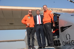 بالصور.. وزير الطيران المصرى يستقبل اول طائرة تعمل بالطاقة الشمسبة