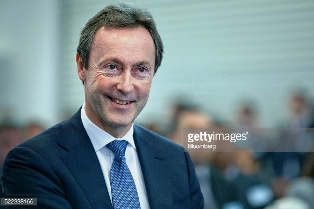 Airbus slows production of A380