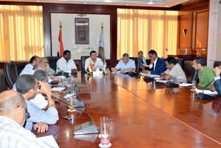 محافظ الاقصر يناقش سير العمل بالمنطقة الصناعية بالبغدادى