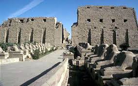 محافظ الاقصر : تخصيص مليون ونصف المليون جنيه لاستكمال طريق الكباش