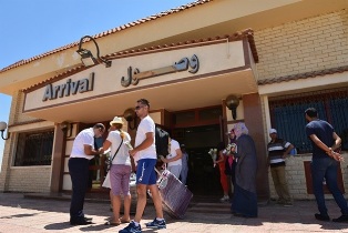 مطار مرسى مطروح يستقبل 106 سائح ايطالى