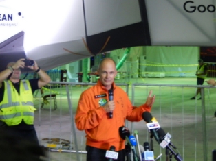 بالصور .. الطائرة (سولار امبلس 2) تغادر مطار القاهرة متوجهة الى محطتها الأخيرة بأبوظبى