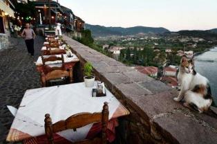 جزيرة ليسبوس اليونانية هجرها السياح بسبب انتشار المهاجرين