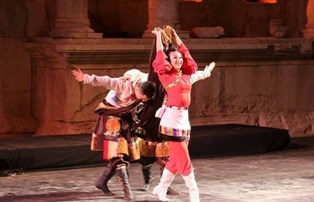 مهرجان جرش يواصل عروضة وسط اقبال كبير