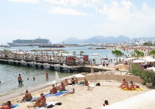 منع الحقائب والأكياس الكبيرة على شواطئ مدينة كان السياحية