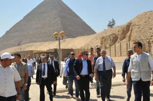 بالصور .. محلب ووزير الاثار يتفقدا مشروعي تطوير هضبة أهرامات الجيزة والمتحف الكبير