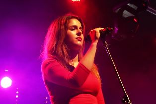 مهرجان الشرق للضحك يفتتح فعالياته بعروض كوميدية شابة وتكريم لفناني الجالية المغربية