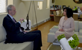 الشيخة مي تبحث مع السفير الأمريكي تعزيز التعاون الثقافي بين البلدين