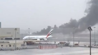 طائرة اماراتية تتعرض لحادث عند هبوطها بمطار دبى