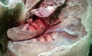 العثور على مومياء يقدر عمرها بـ 1500 عام لامرأة ترتدى حذاء رياضى