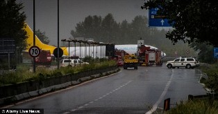 بالفيديو .. تحطم طائرة بوينج وسط طريق عام في إيطاليا