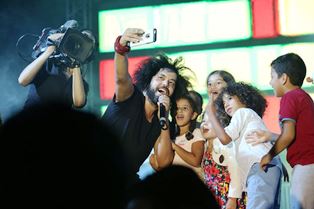 الجريني يشعل حماس الجمهور خلال حفله الغنائي بالبيضاء