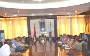 محافظ الاقصر يناقش خطة تأمين المحافظة ضد الأخطار والأزمات والكوارث