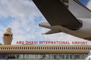 مطار أبوظبي يسجل 45 مليون مسافر بحلول 2025