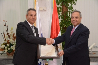 بالصور.. بنك مصر يهدى مصرللطيران مقتنيات تاريخية ووثائقية تعود لعام 1931