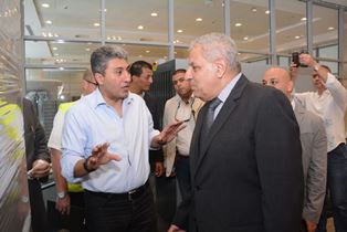 إبراهيم محلب وشريف فتحى يتفقدان أعمال البناء والتشطيبات النهائية لمبنى الركاب رقم 2 بمطار القاهرة الدولى