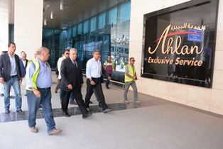 إبراهيم محلب وشريف فتحى يتفقدان أعمال البناء والتشطيبات النهائية لمبنى الركاب رقم 2 بمطار القاهرة الدولى