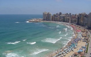 محافظ الإسكندرية تفسخ تعاقدات الشواطئ المخالفة لسوء معاملة الرواد ومخالفة الأسعار