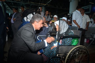 بالصور.. مصرللطيران تنقل أول أفواج الحجاج من مطار القاهرة وسط احتفال كبير