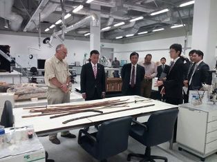 رئيس البرلمان الياباني للشئون الخارجية يتفقد مشروع المتحف المصري الكبير