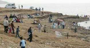 افتتاح شاطئ مجاني بالبحر الميت لذوي الدخل المحدود