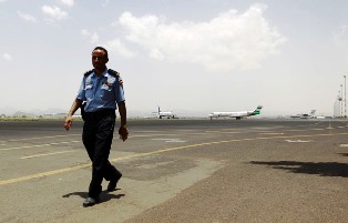 توقف الطيران المدني يرخي بتداعياته على اليمن