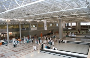 الدفاع المدني يدشن معرضاً لنشر ثقافة السلامة بين الحجاج بمطار الملك عبدالعزيز