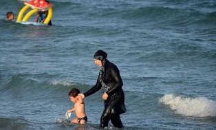 رؤساء بلديات جنوب شرق فرنسا يتمسكون بمنع البوركيني رغم قرار مجلس الدولة