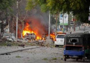 سقوط عدد من الضحايا اثر هجوم سيارة مفخخة على احد فنادق مقديشو