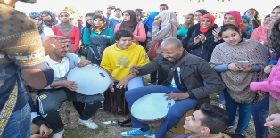 فريق غير مألوف يشارك بمهرجان من فات قديمه تاه في بيت السناري