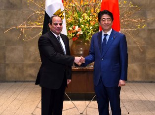 السيسي يبحث مع رئيس وزراء اليابان موقف المشروعات التنموية مع مصر