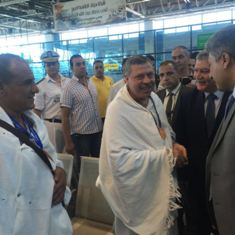 وزير الطيران يودع اخر رحلات مصر للطيران فى ختام مرحلة ذهاب الحجاج