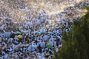 ضيوف الرحمن ينفرون  بسلامة الله دون مشكلات من عرفات إلى مزدلفة