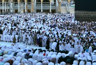 وفود الحجاج يؤدون طواف الإفاضة بالمسجد الحرام وسط أجواء إيمانية وخدمات متكاملة