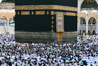 وفود الحجاج يؤدون طواف الإفاضة بالمسجد الحرام وسط أجواء إيمانية وخدمات متكاملة