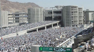 الحجاج يرمون الجمرات الثلاث في أول أيام التشريق