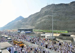 تفويج 350 ألف حاج عبر قطار المشاعر من مزدلفة إلى منى