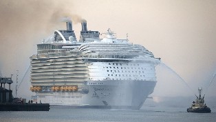 قتيل و4 جرحى فى حالة خطيرة بحادث لأكبر سفينة سياحية في العالم