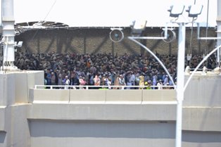 حجاج بيت الله الحرام يرمون الجمرات ثاني أيام التشريق